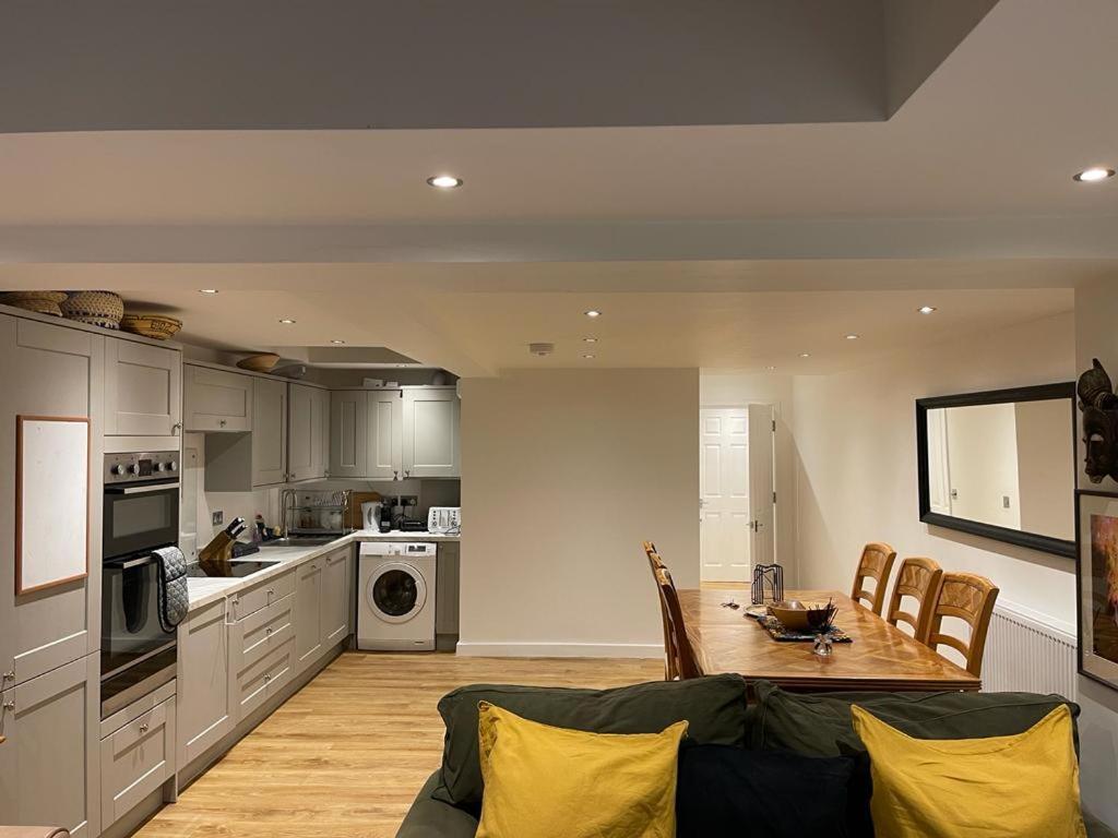Hébergement de vacances Bright, Modern, Spacious With Garden *
